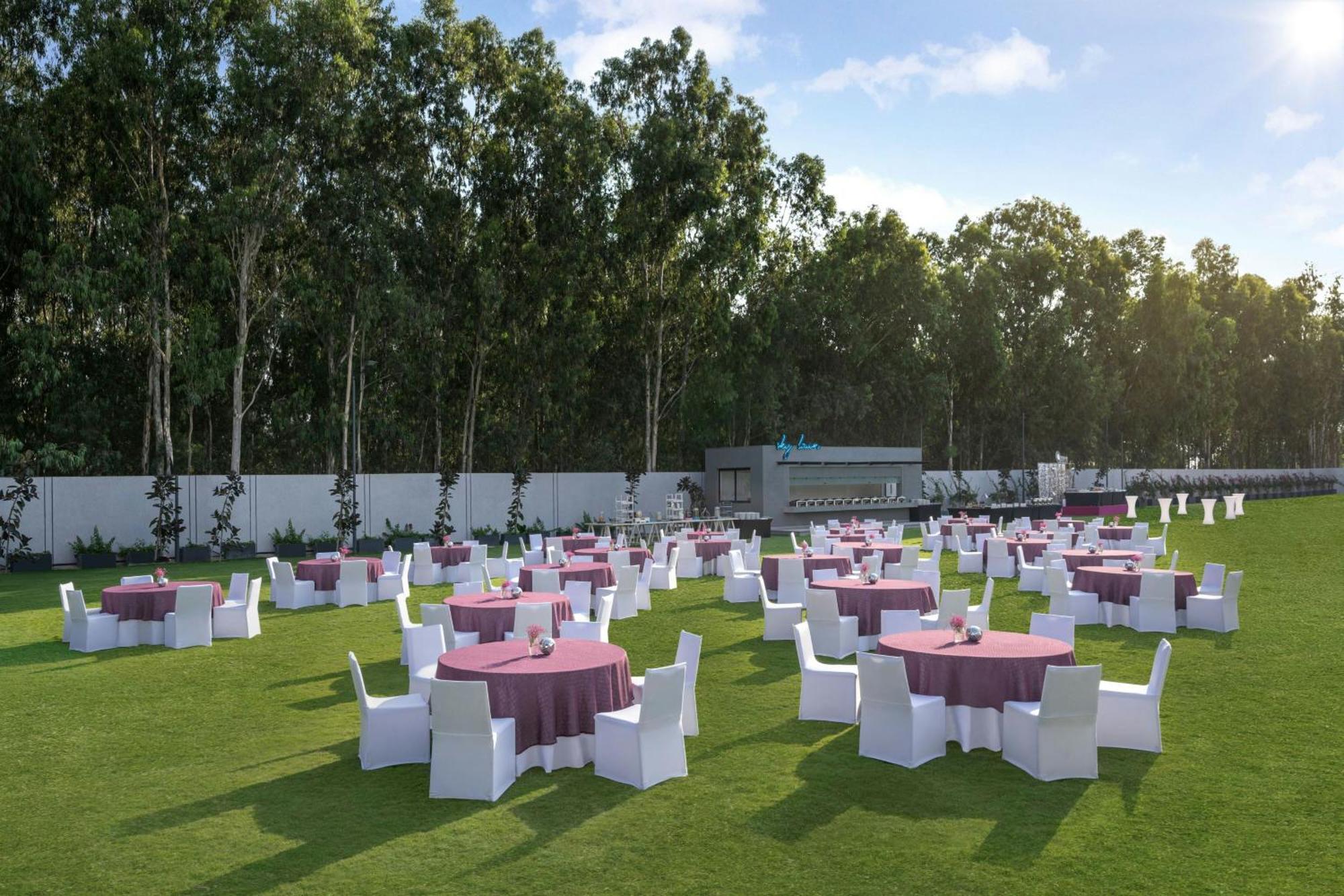 Moxy Bengaluru Airport Prestige Tech Cloud Hotel Devanahalli Bagian luar foto